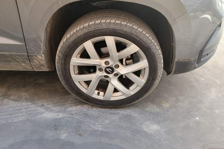 Used Jetta VS5 2022 280TSI Automatic Enjoyment Pro Trim Right Front Wheel Hub