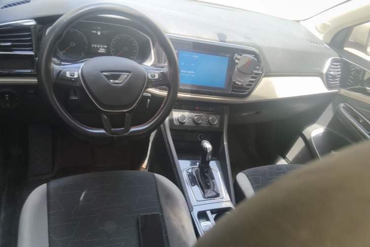Used Jetta VS5 2022 280TSI Automatic Trend Edition Center Console