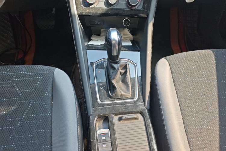 Used Jetta VS5 2022 280TSI Automatic Trend Edition Gear Lever