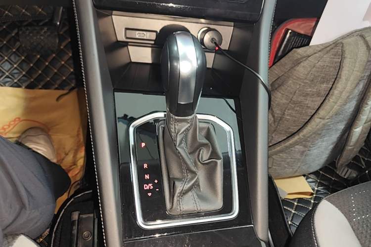 Used Jetta VS5 2022 280TSI Automatic Trend Edition Gear Lever
