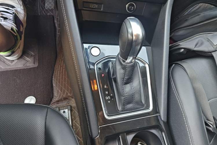 Used Jetta VS5 2022 280TSI Automatic Glory Edition Gear Lever