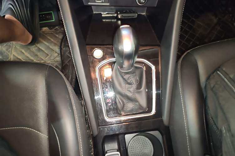 Used Jetta VS5 2022 280TSI Automatic Glory Edition Gear Lever