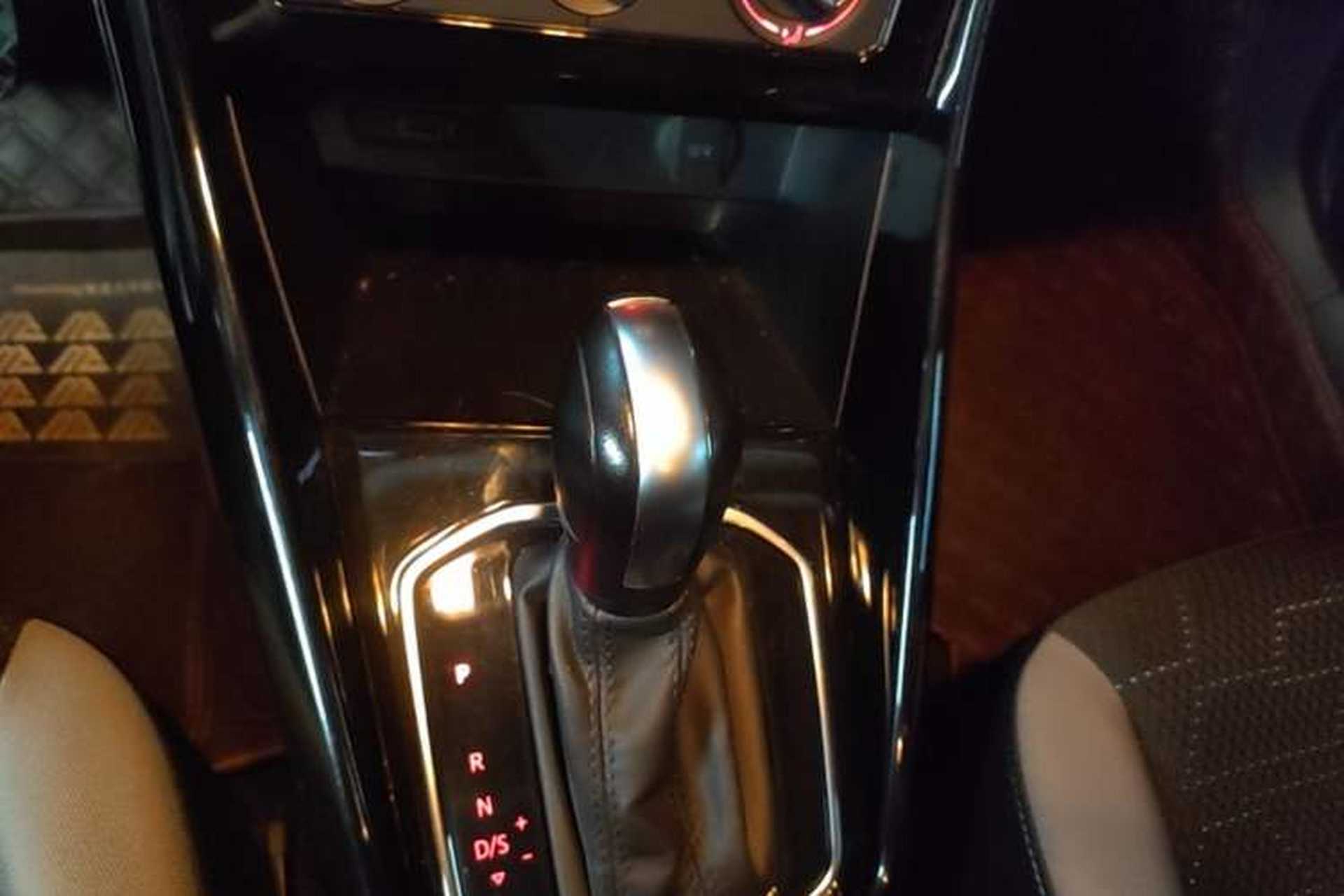 Used Jetta VS5 2022 280TSI Automatic Trendy Pro Version Gear Lever