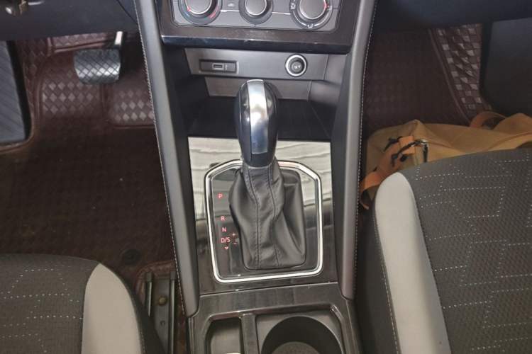 Used Jetta VS5 2022 280TSI Automatic Trend Edition Gear Lever