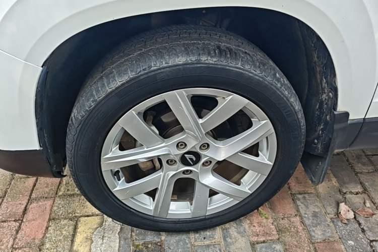 Used Jetta VS5 2022 280TSI Automatic Enjoyment Pro Trim Left Front Wheel Hub