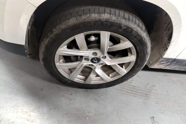 Used Jetta VS5 2022 280TSI Manual Advanced Pro Trim Left Front Wheel Hub