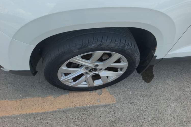 Used Jetta VS5 2022 280TSI Manual Advanced Trim Left Front Wheel Hub