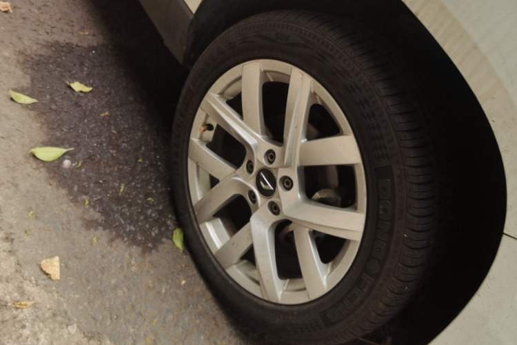 Used Jetta VS5 2022 280TSI Automatic Enjoyment Pro Trim Right Front Wheel Hub