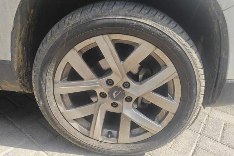 Used Jetta VS5 2022 280TSI Manual Advanced Trim Right Front Wheel Hub