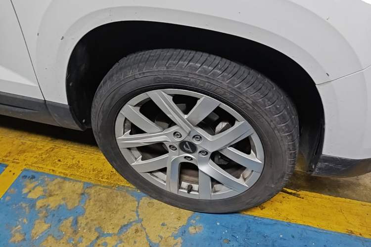 Used Jetta VS5 2022 280TSI Automatic Trendy Pro Version Right Front Wheel Hub