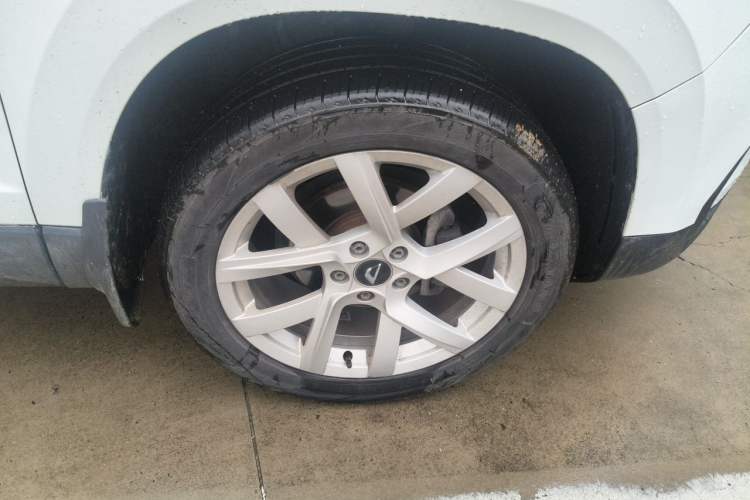 Used Jetta VS5 2022 280TSI Manual Advanced Pro Trim Right Front Wheel Hub