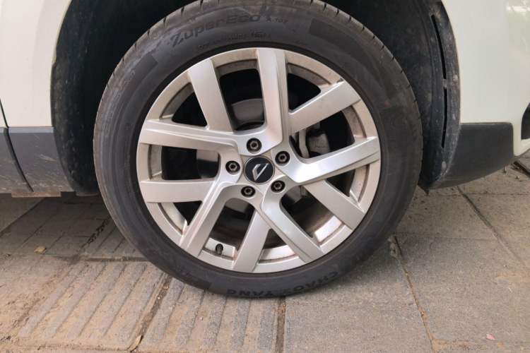 Used Jetta VS5 2022 280TSI Manual Advanced Trim Right Front Wheel Hub