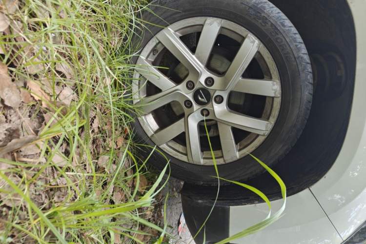 Used Jetta VS5 2022 280TSI Automatic Enjoyment Pro Trim Right Front Wheel Hub