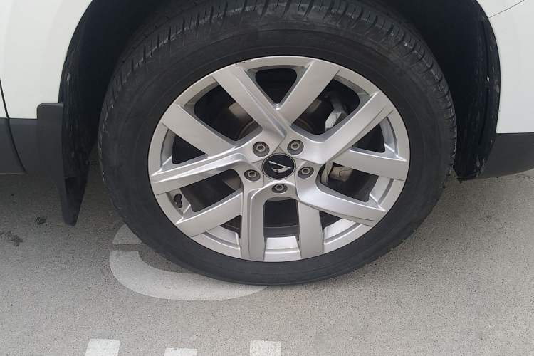 Used Jetta VS5 2022 280TSI Manual Advanced Pro Trim Right Front Wheel Hub