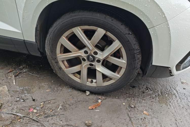 Used Jetta VS5 2022 280TSI Manual Advanced Trim Right Front Wheel Hub