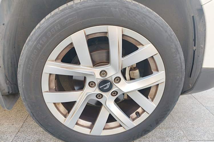 Used Jetta VS5 2022 280TSI Automatic Enjoyment Pro Trim Right Front Wheel Hub