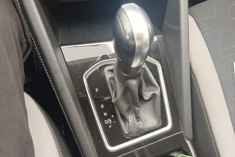 Used Jetta VS5 2023 280TSI Automatic Trend Edition Gear Lever