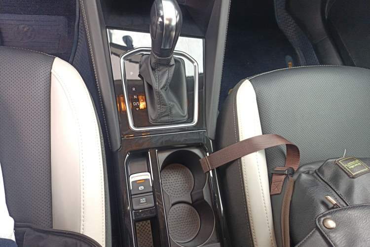 Used Jetta VS5 2023 280TSI Automatic Trend Edition Gear Lever