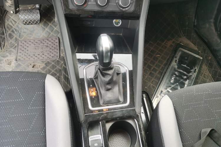 Used Jetta VS5 2023 280TSI Automatic Trend Edition Gear Lever