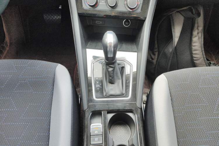 Used Jetta VS5 2023 280TSI Automatic Trend Edition Gear Lever