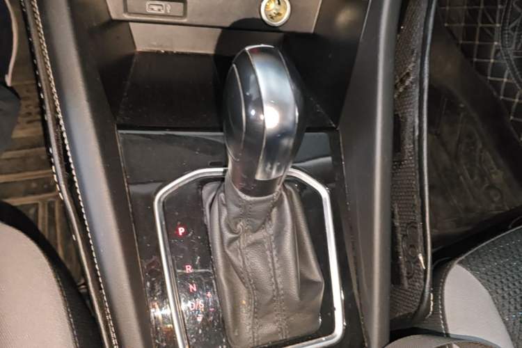 Used Jetta VS5 2023 280TSI Automatic Trend Edition Gear Lever