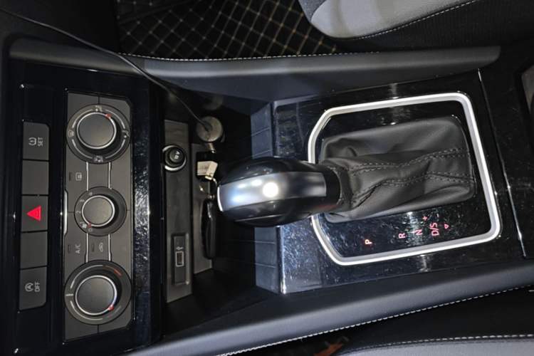 Used Jetta VS5 2024 Model, 5th Anniversary Edition Gear Lever