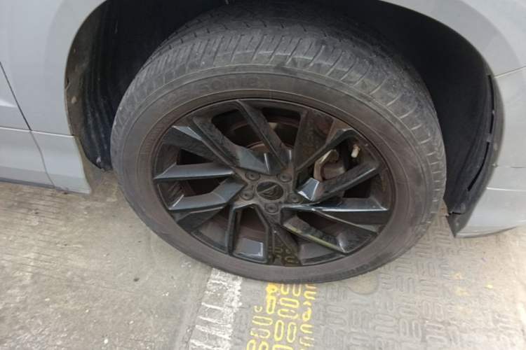 Used Jetta VS5 2024 280TSI Automatic Flagship High-Gloss Edition Right Front Wheel Hub