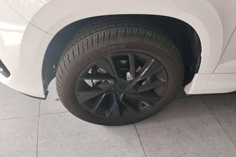 Used Jetta VS5 2024 280TSI Automatic Enjoyment Highlight Edition Left Front Wheel Hub