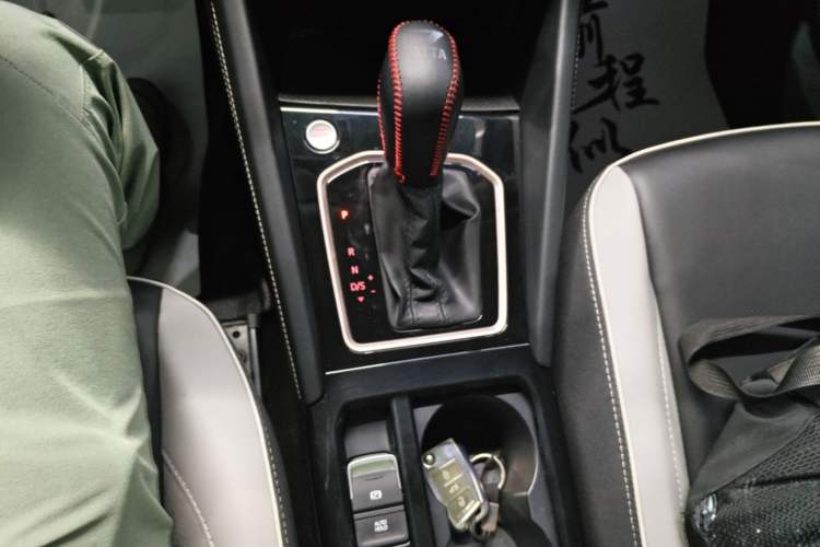 Used Jetta VS7 2022 280TSI Automatic High-Gloss Glory Edition Gear Lever