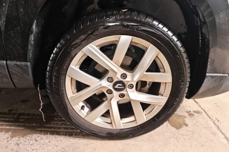 Used Jetta VS7 2022 280TSI Automatic Trend Edition Right Front Wheel Hub