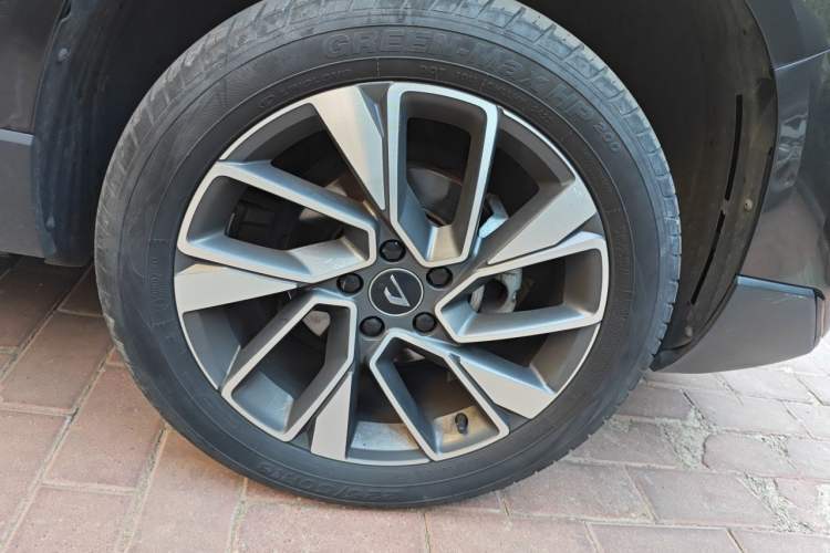 Used Jetta VS7 2022 280TSI Automatic Glory Edition Right Front Wheel Hub