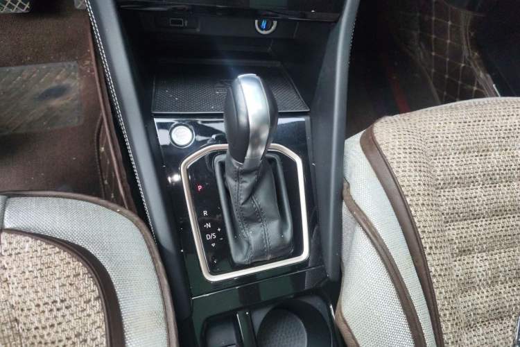 Used Jetta VS7 2022 280TSI Automatic High-Gloss Glory Edition Gear Lever