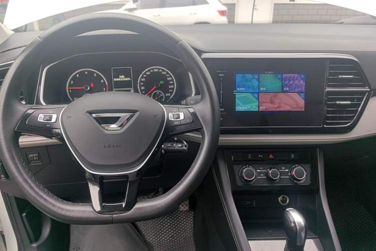 Used Jetta VS7 2022 280TSI Automatic Trend Edition Center Console