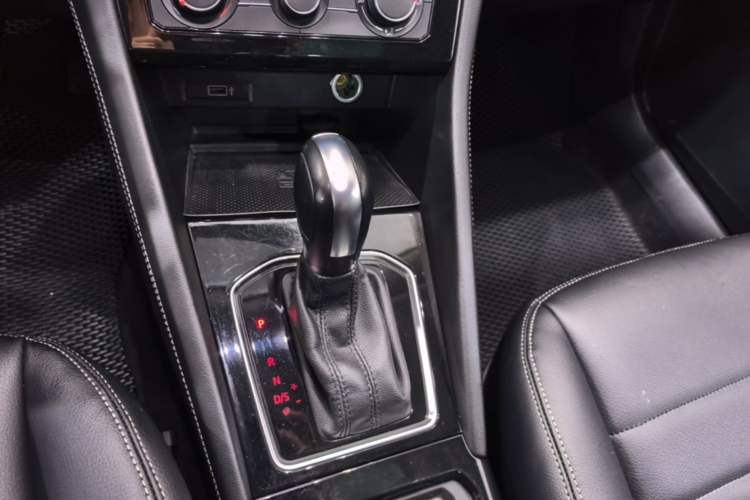 Used Jetta VS7 2022 280TSI Automatic Trend Edition Gear Lever