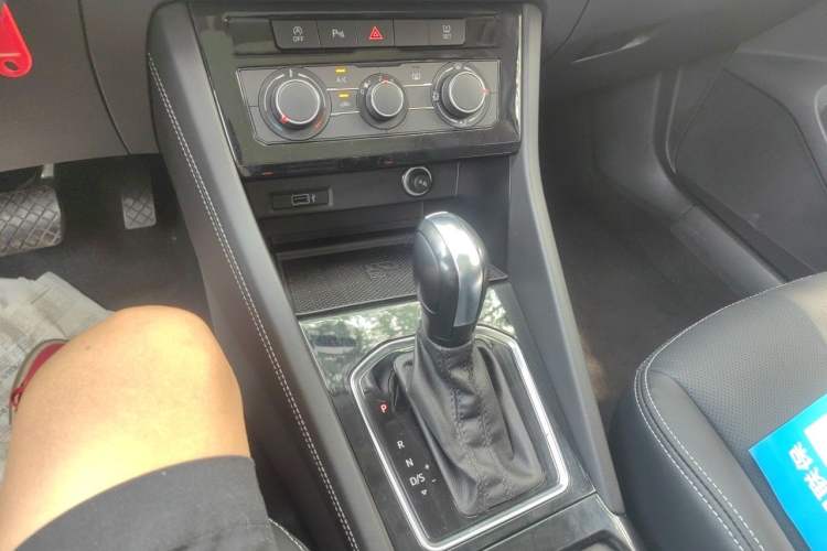 Used Jetta VS7 2022 280TSI Automatic Trend Edition Gear Lever