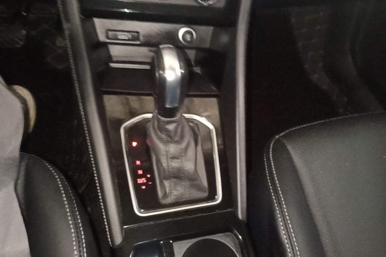 Used Jetta VS7 2022 280TSI Automatic Trend Edition Gear Lever