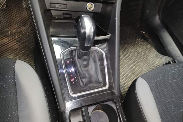 Used Jetta VS7 2022 280TSI Automatic Trend Edition Gear Lever