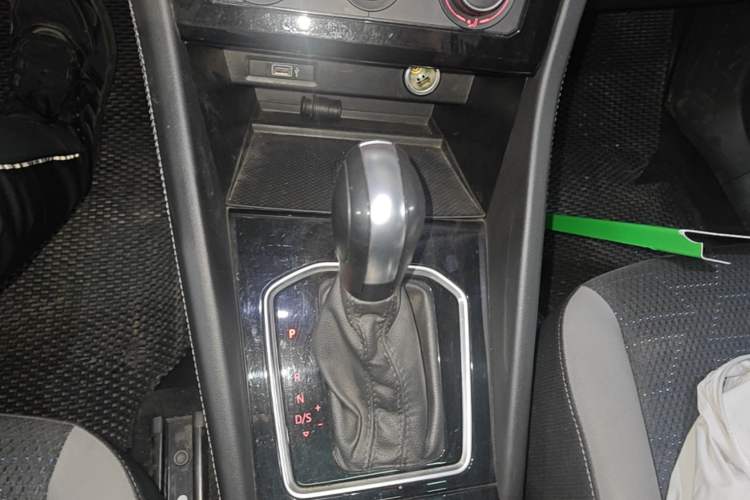 Used Jetta VS7 2022 280TSI Automatic Trend Edition Gear Lever
