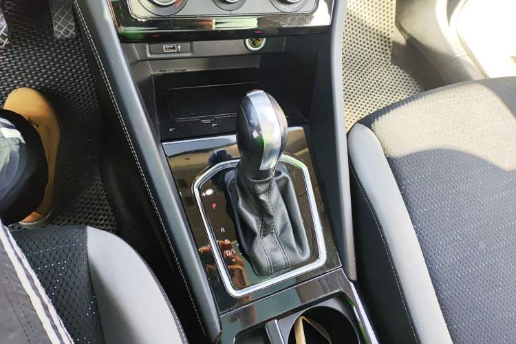 Used Jetta VS7 2022 280TSI Automatic Trend Edition Gear Lever