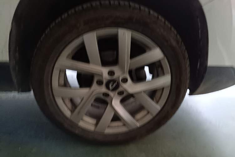 Used Jetta VS7  Right Front Wheel Hub