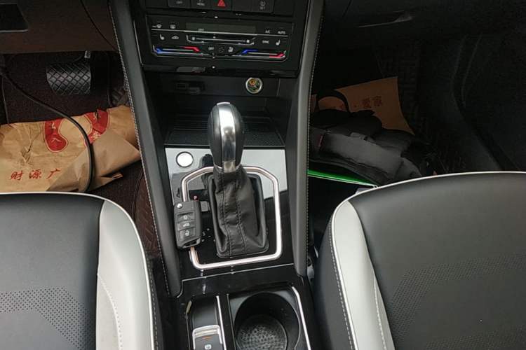 Used Jetta VS7 2023 280TSI ABT Automatic Glory Limited Edition Gear Lever