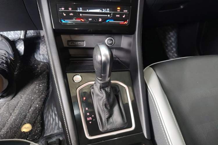 Used Jetta VS7 2023 280TSI ABT Automatic Glory Limited Edition Gear Lever