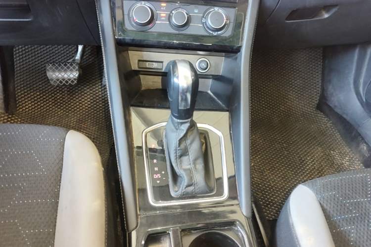 Used Jetta VS7 2023 280TSI Automatic Trend Edition Gear Lever