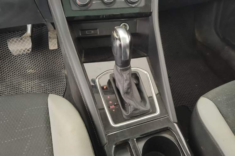 Used Jetta VS7 2023 280TSI Automatic Trend Edition Gear Lever