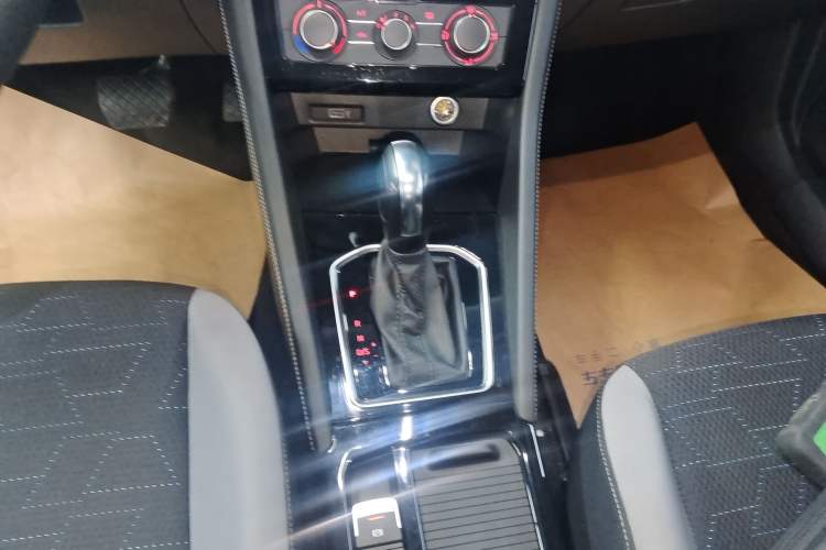 Used Jetta VS7 2023 280TSI Automatic Trend Edition Gear Lever