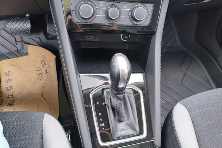 Used Jetta VS7 2023 280TSI Automatic Trend Edition Gear Lever