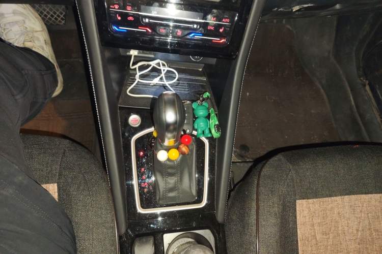 Used Jetta VS7 2023 280TSI Automatic High-Gloss Glory Edition Gear Lever