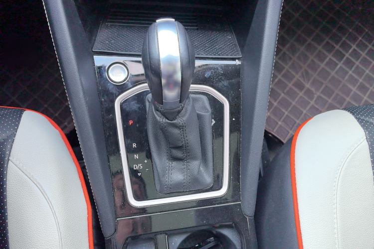 Used Jetta VS7 2023 280TSI Automatic High-Gloss Glory Edition Gear Lever