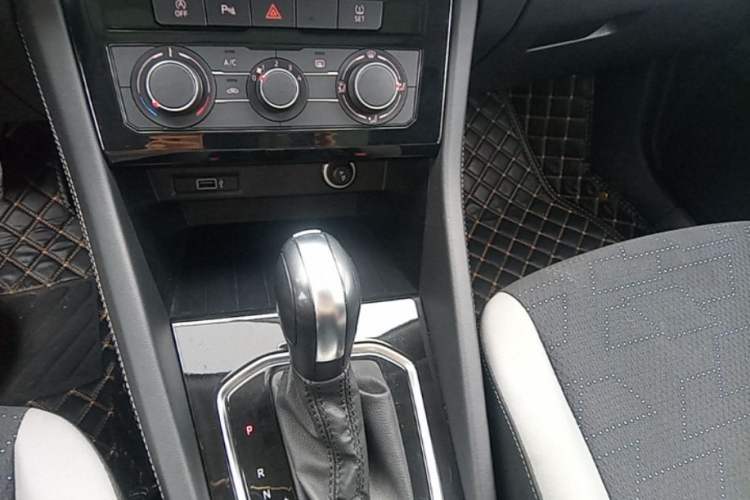 Used Jetta VS7 2023 280TSI Automatic Trend Edition Gear Lever