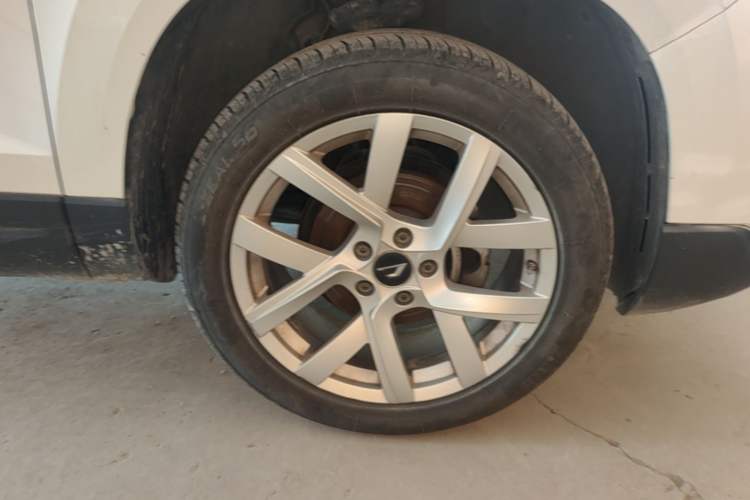 Used Jetta VS7 2023 280TSI Automatic Trend Edition Right Front Wheel Hub